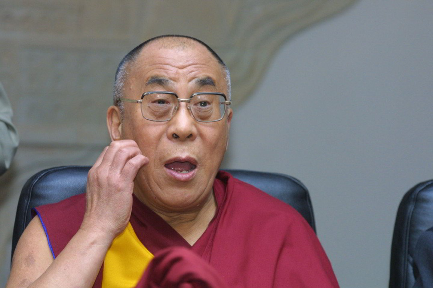 Nors Dalai Lamos XIV gyvenimas niekada nelepino, optimizmo ir humoro jausmo, kuris sklinda kiekvienoje jo skaitomoje paskaitoje, galėtų pavydėti daugelis.