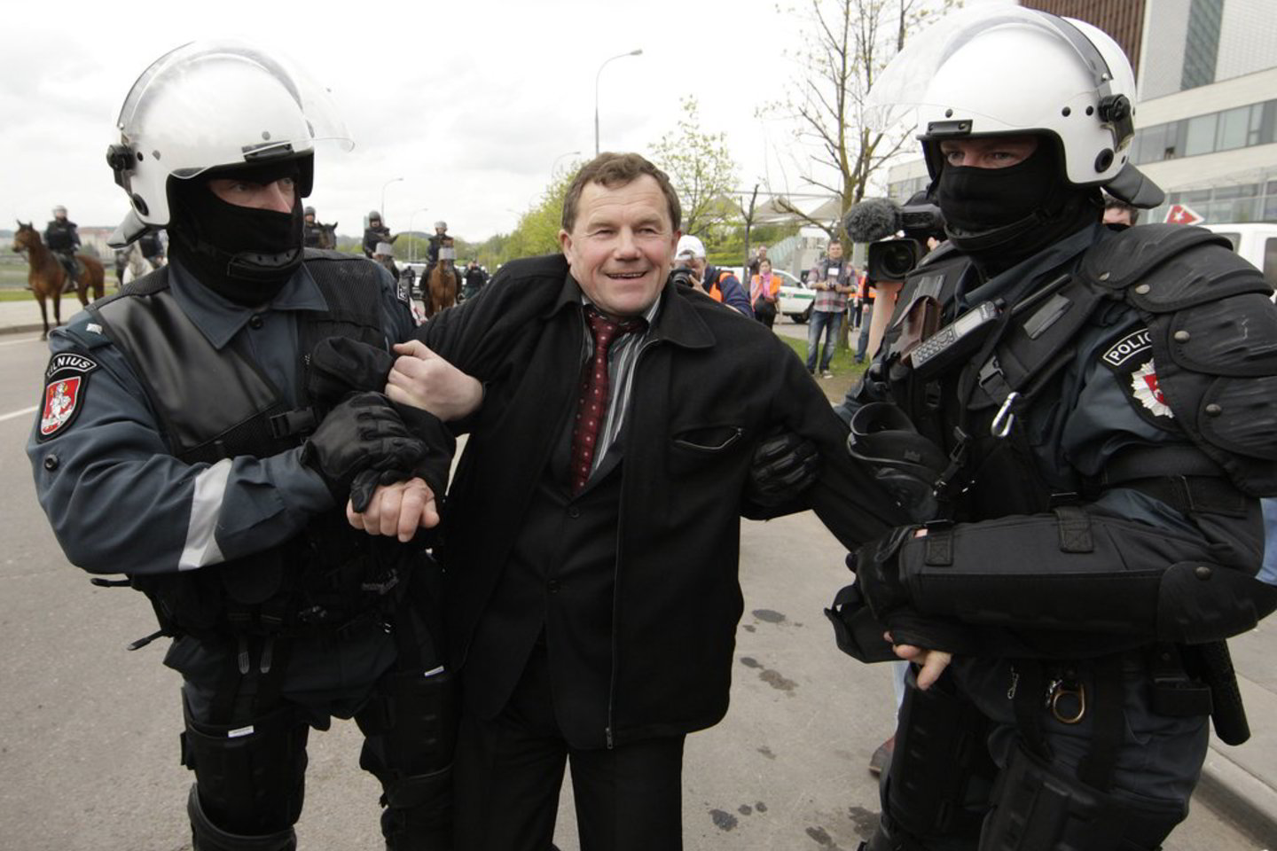 K.Uoka galėjo prieš policijos pareigūnus panaudoti fizinį smurtą bei sutrikdyti viešąją tvarką, o už tai numatyta baudžiamoji atsakomybė.