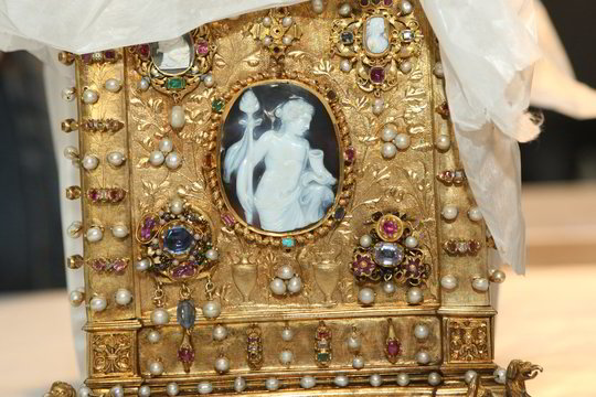 Į Valdovų rūmus atkeliavo vestuvinė J.Jogailaitės brangenybių skrynutė