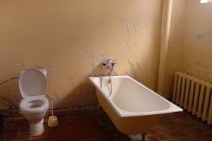 Ligoninės vonia tėvą lankančiam vyrui sukėlė graudų juoką