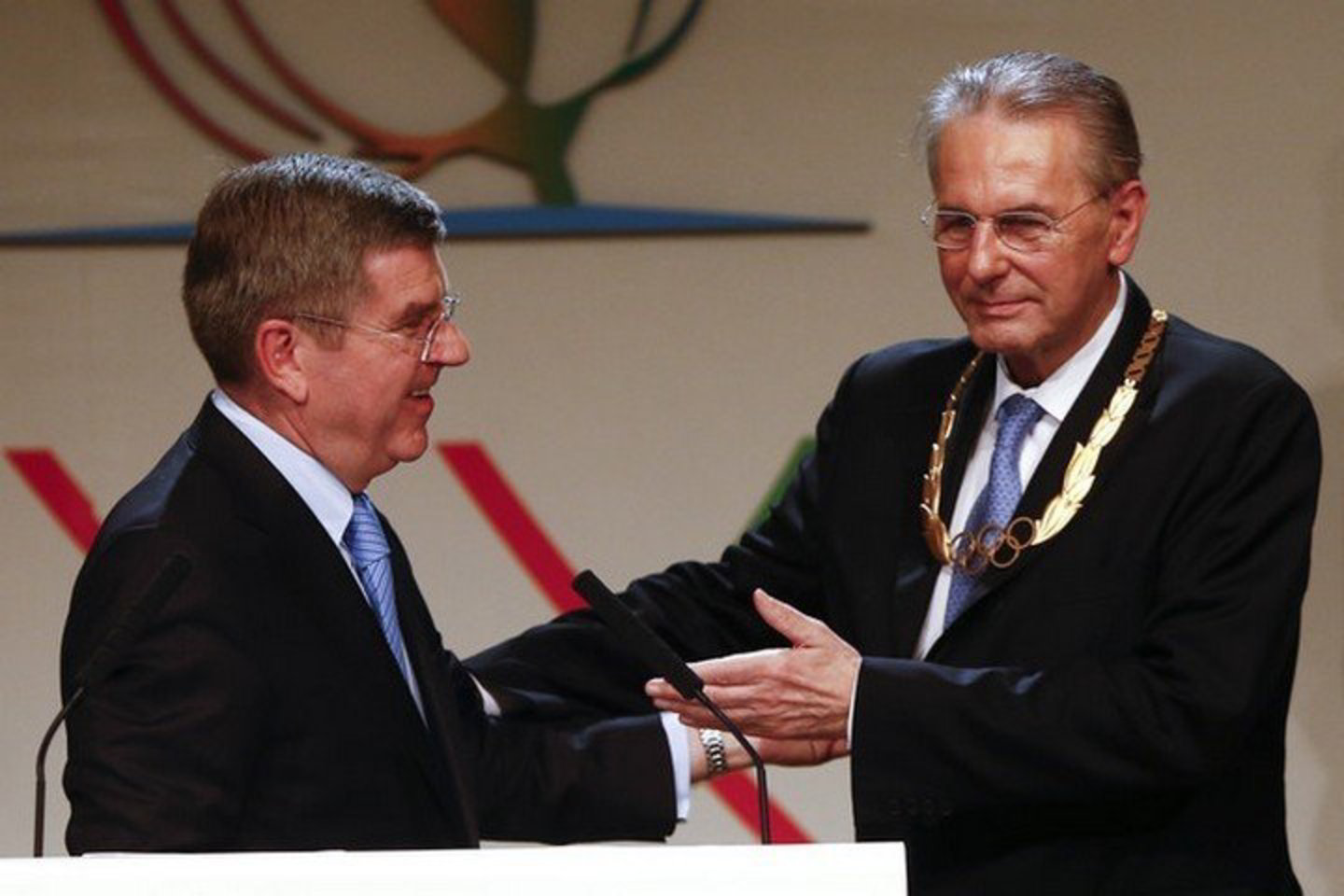 T.Bachas (kairėje) pakeitė dvyliką metų IOC vadovavusį J.Rogge'ą.