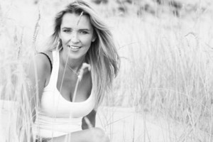 Palaikydama Dalai Lamą L.Rimkevičienė Tibeto vėliavą pavertė suknele