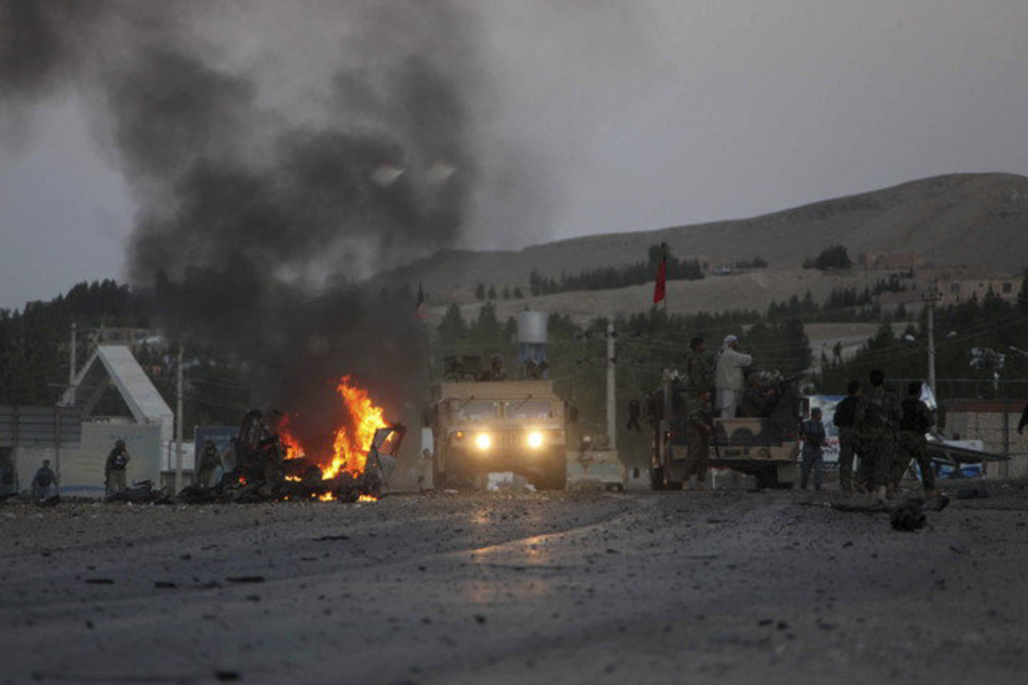 Afganistano pietuose kelyje į oro uostą netoli Kandaharo šeštadienį mirtininkas susisprogdindamas taikėsi į NATO ir Afganistano karius.<br>AP nuotr.