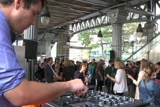 Paryžiaus metro stotyje – šokiai per pietų pertrauką