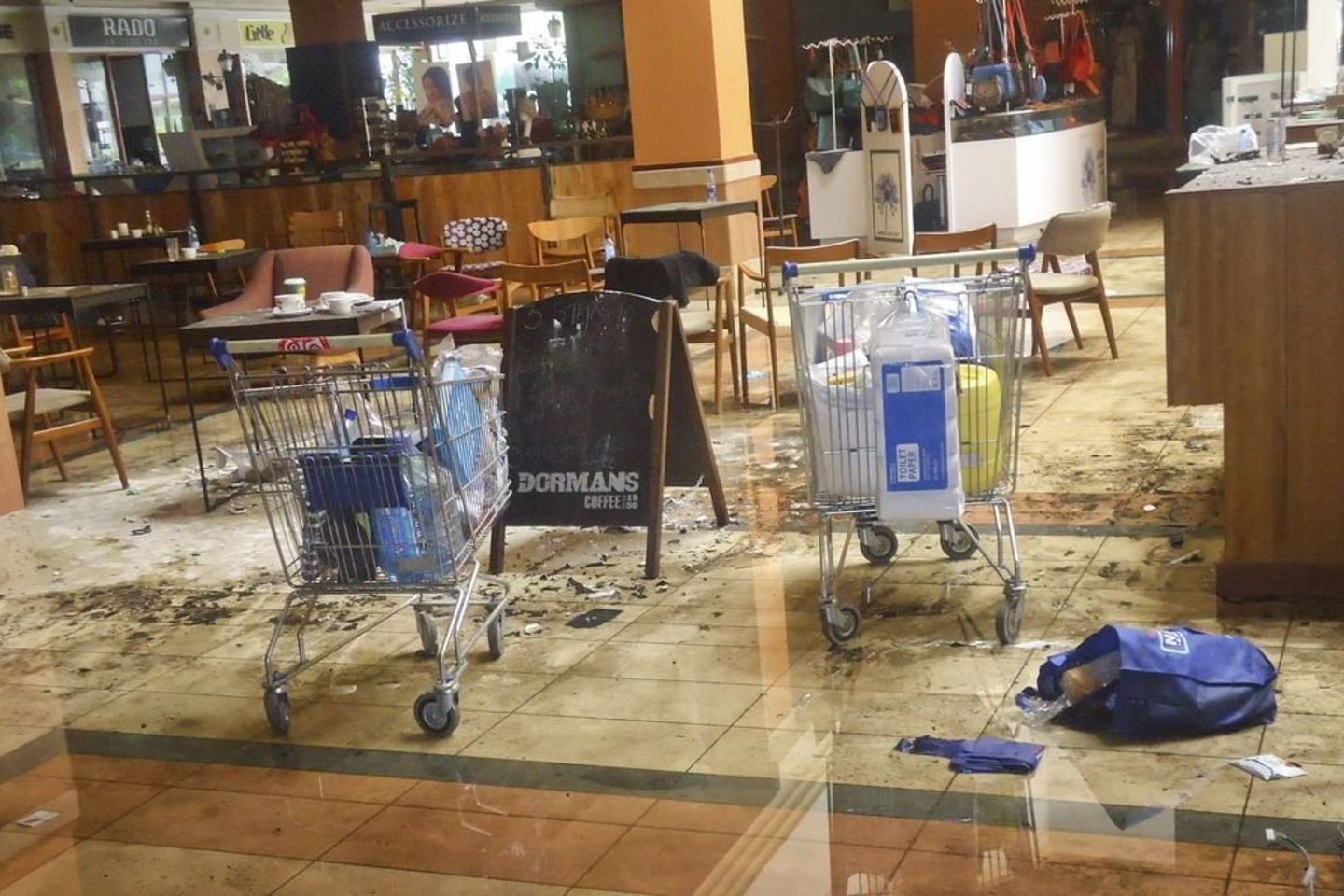 Teroristai prabangiame Nairobio prekybos centre paliko chaosą.<br>AP nuotr.