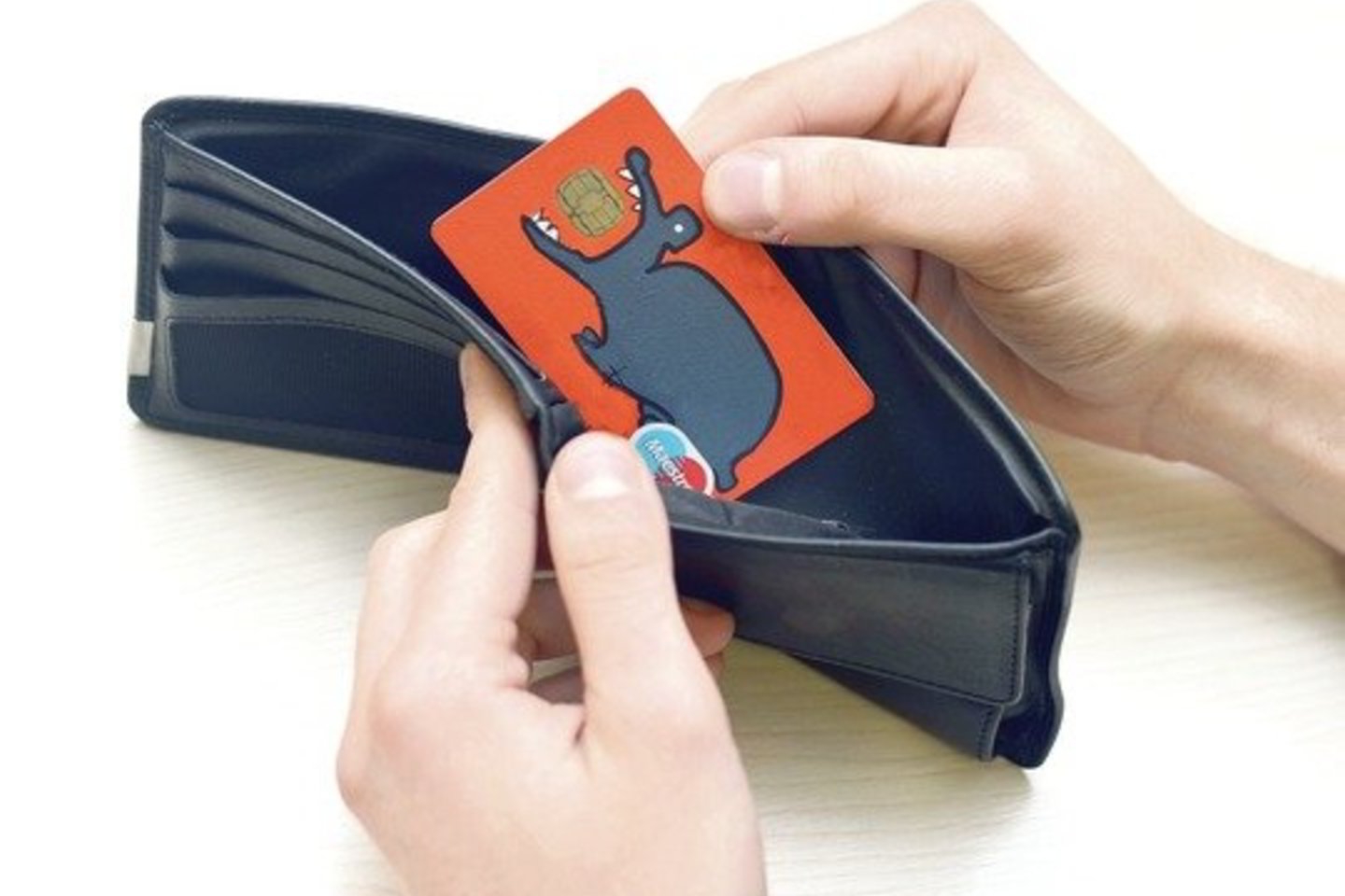 Bankininkai seniai neslepia: jiems naudingiausi tie klientai, kurie kuo rečiau naudojasi grynaisiais pinigais.
