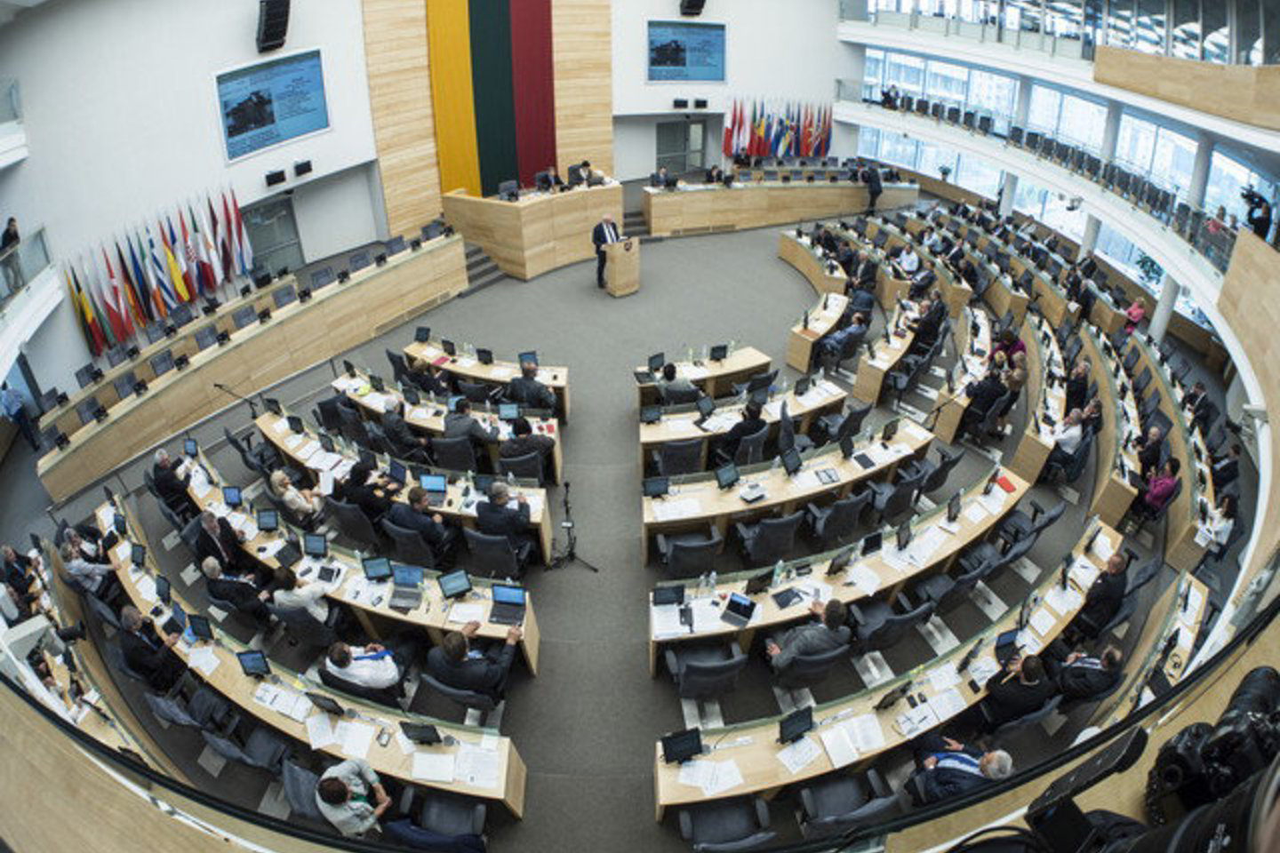 Kai kurie Seimo nariai prognozavo, kad įstatymas būtų „antras įstatymas po biudžeto, kuris turės didžiausios naudos šalies finansams“, kiti - kad dėl pataisų viešieji pirkimai „bus sunkiau kontroliuojami“.