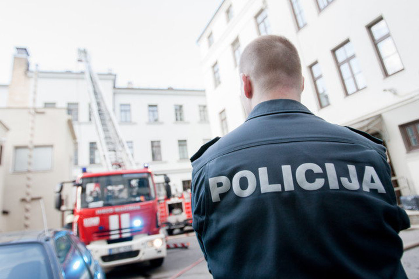 Siekdami apsaugoti namo gyventojus, ugniagesiai evakavo 10 žmonių.