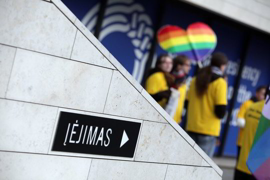 Atvykusius ES pareigūnus Lietuvos gėjai ir lesbietės pasitiko protestu