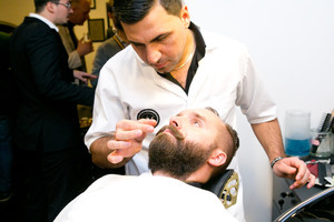 Dizaineris G.Paulauskas tapo pirmuoju Lietuvoje atidarytos barzdaskutyklos klientu