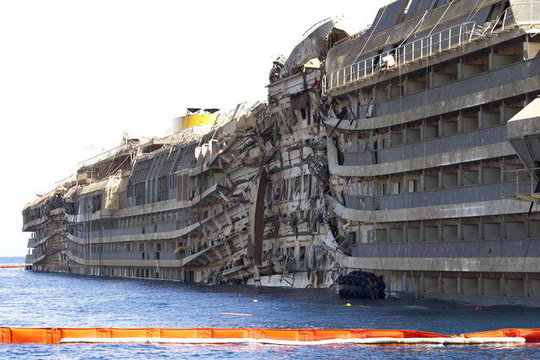 Italijoje „Costa Concordia“ narai vėl rado žmonių palaikus