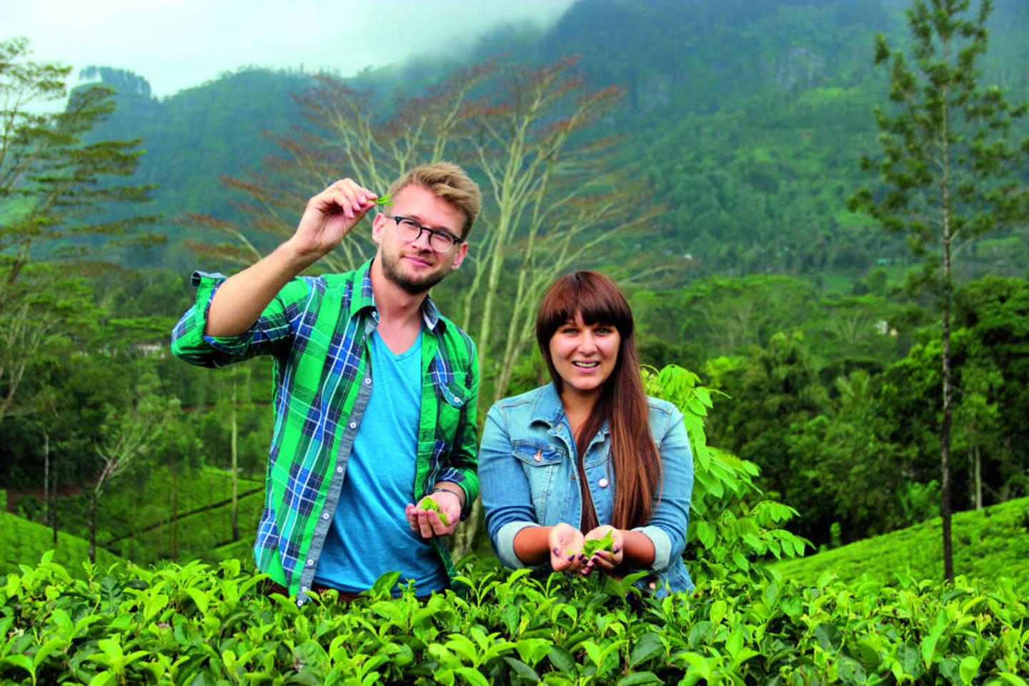 Alfas Ivanauskas ir Ingrida Navickaitė Šri Lankoje patys skynė arbatą, lankėsi fabrikuose.<br>S.Morkūnienės ir asmeninio archyvo nuotr.