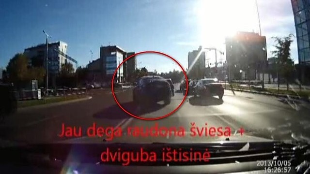 Vairuoju, kaip noriu: BMW kerta dvigubą ištisinę liniją ir nuvažiuoja per raudoną šviesoforo signalą