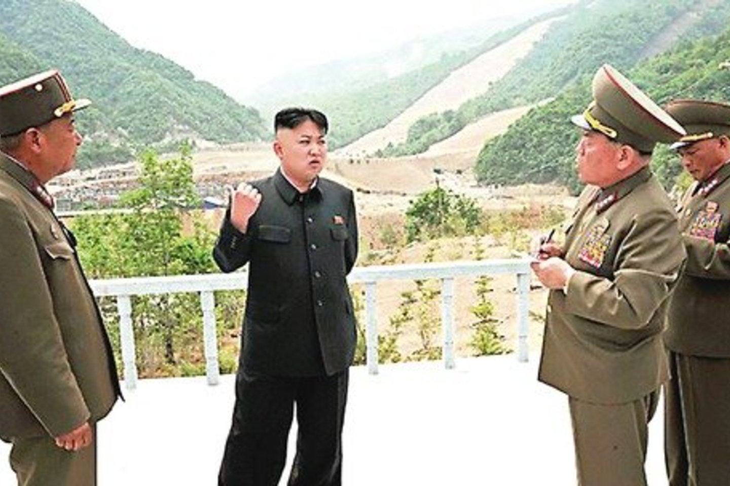Pagal Šiaurės Korėjos lyderio Kim Jong-uno (nuotr.) užgaidą badaujančioje šalyje įrengiamas slidinėjimo kurortas. Keltuvus teko pasigaminti patiems – parduoti juos dėl sankcijų Pchenjano režimui atsisakė kitos šalys.