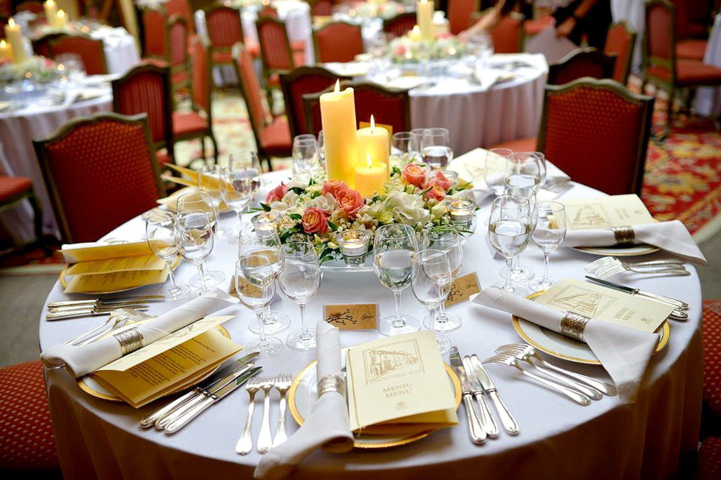 Gėlės ant vaišių stalo – privalomas akcentas ir per vestuves, ir kitas šventes.<br>„Doyou Photography” nuotr.