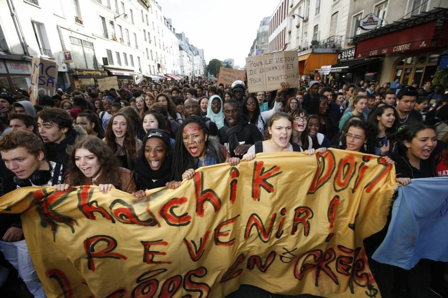 Ketvirtadienį moksleiviai žygiavo Paryžiaus gatvėmis, užtverdami įėjimus į kelias mokyklas ir trukdydami kitų institucijų darbui.<br>„Reuters“ nuotr.