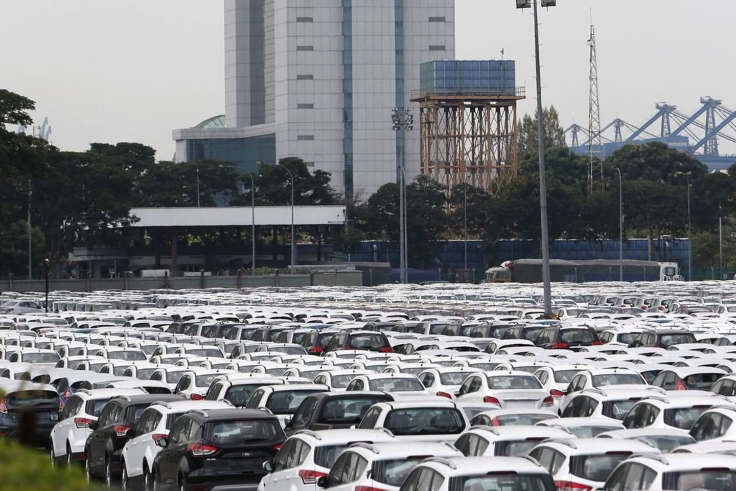Šių metų spalį Lietuvoje buvo įregistruota 31 nauju lengvuoju automobiliu daugiau nei tą patį 2012 m. mėnesį.