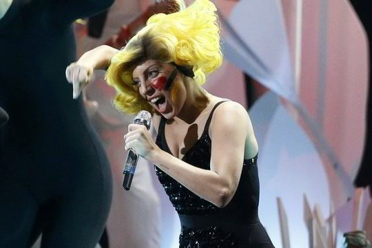 Lady Gagai „pamišimą“ padeda įveikti ekscentriški drabužiai