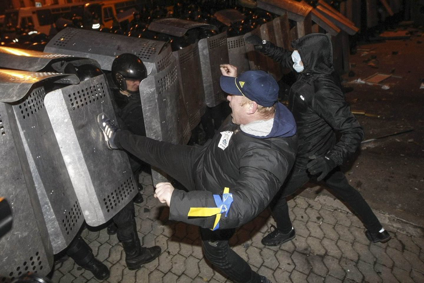 Kijeve protestuotojai nesiskirsto ir sekmadienio vakarą.