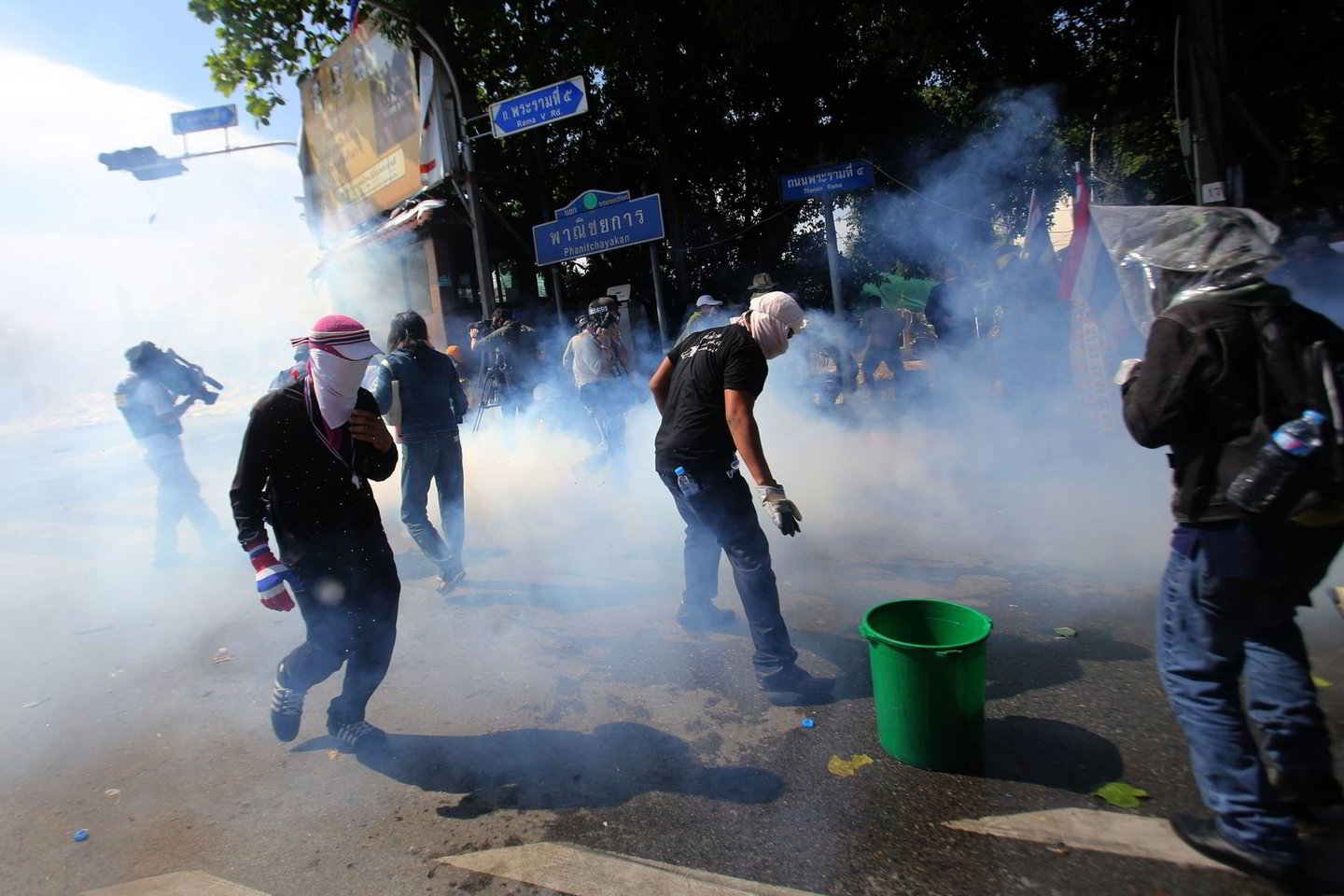 Du žmonės žuvo, o dar 45 buvo sužeisti per politinį smurtą Tailando sostinėje.