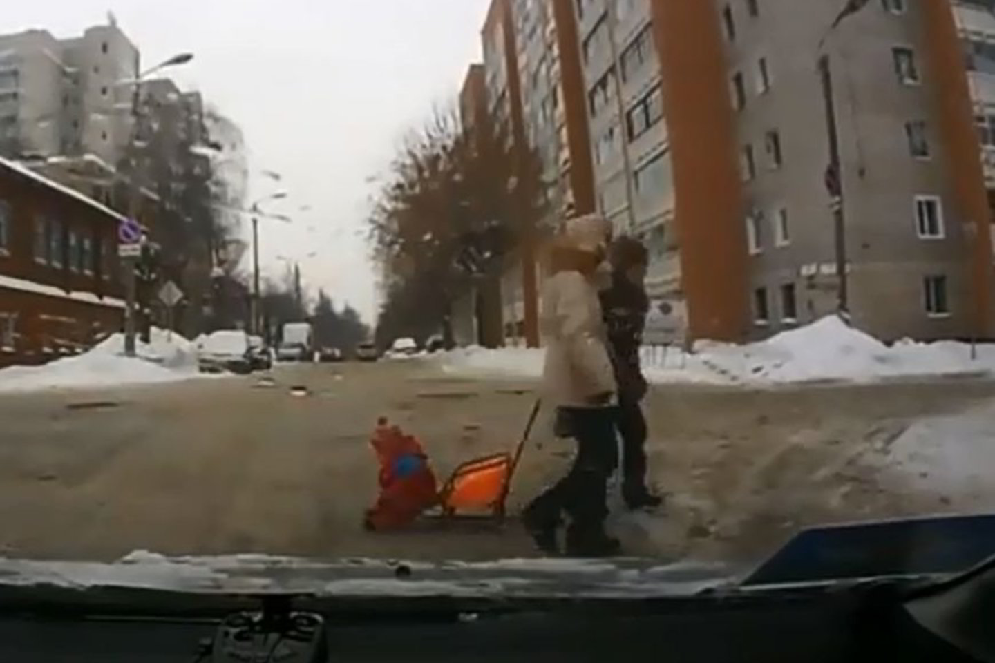 Užsiplepėjusios ar užsigalvojusios gimdytojos ne visada iš karto pastebi, kad traukia tuščias rogutes.