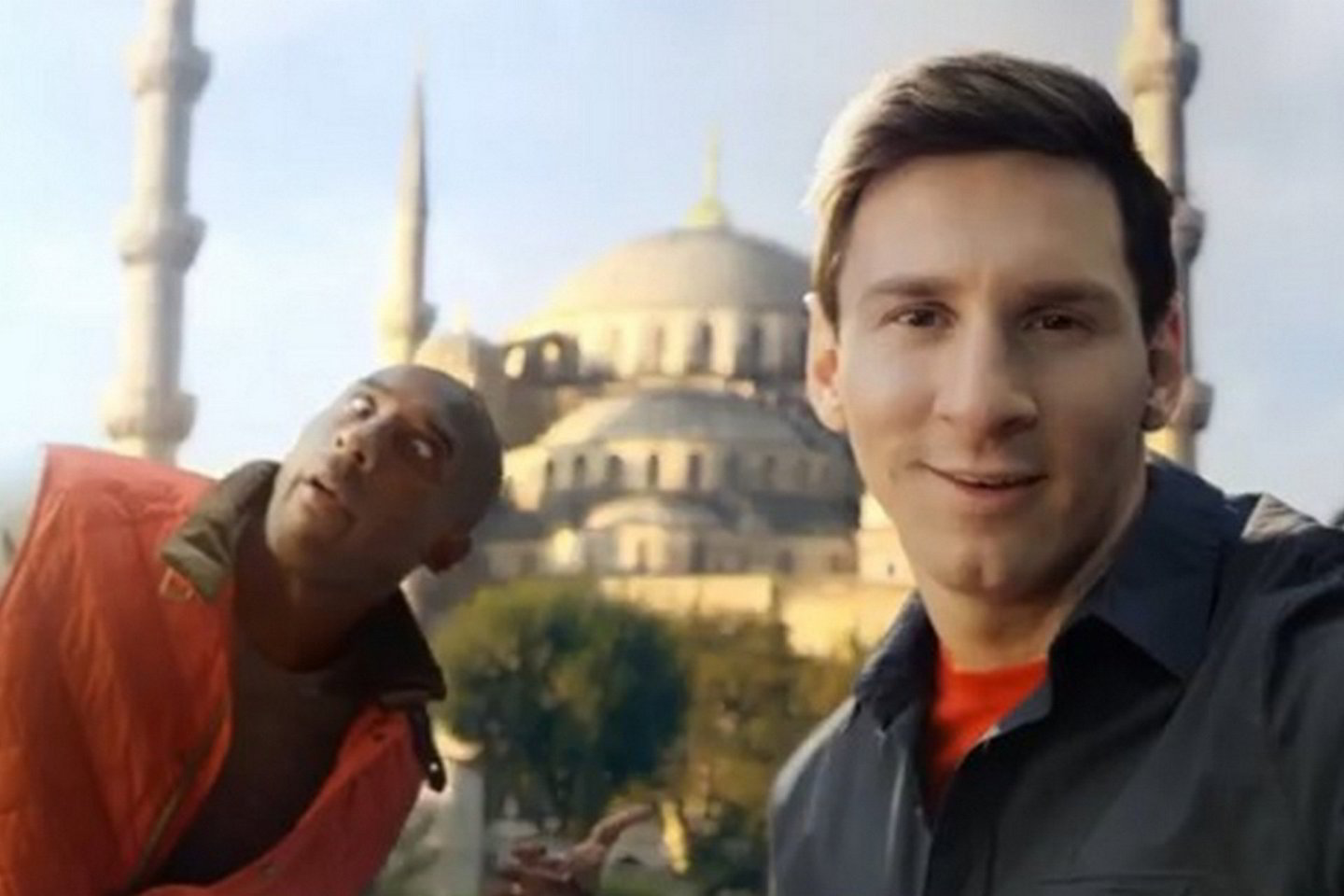 K.Bryantas reklamoje spėjo ir „sugadinti“ L.Messi nuotrauką.
