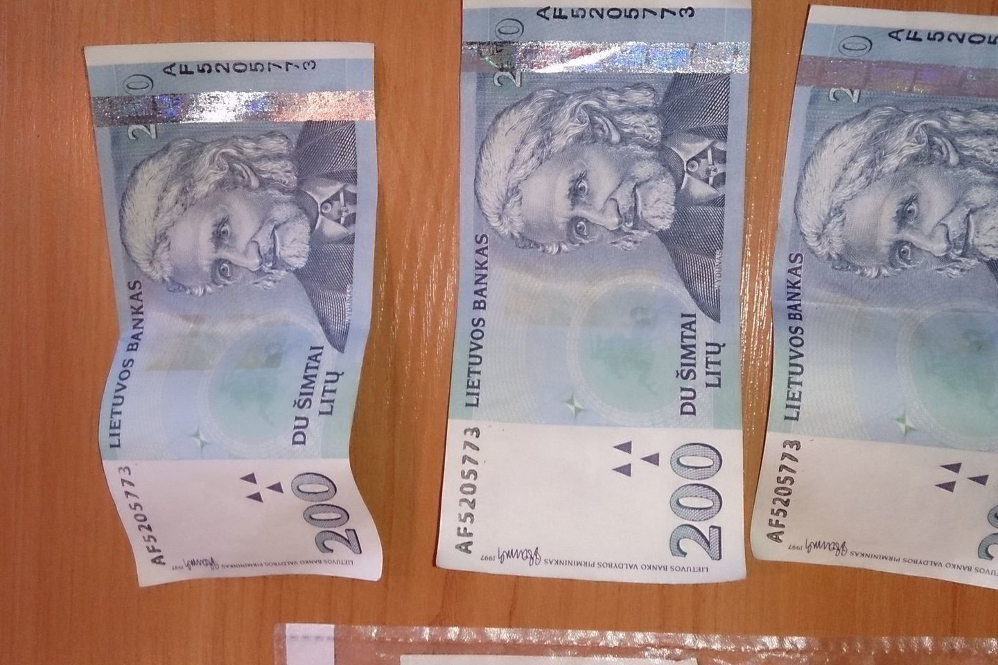 Padirbtų 200 litų vertės banknotų nelengva atskirti nuo tikrų.