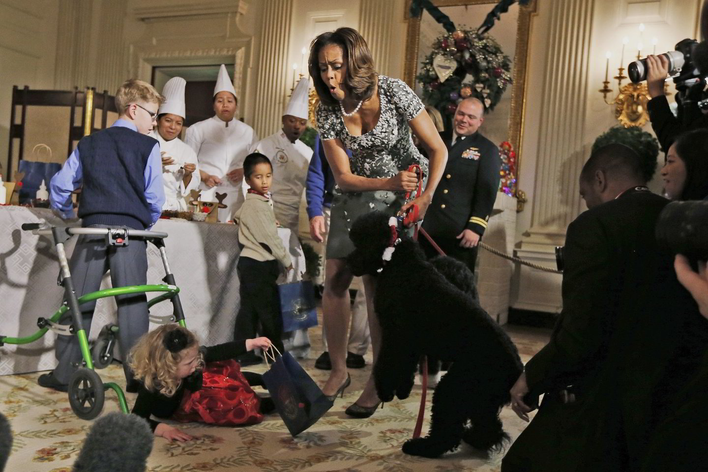 Patraukti Sunny nuo 2 metų Ashtyn suskubo pati M. Obama.