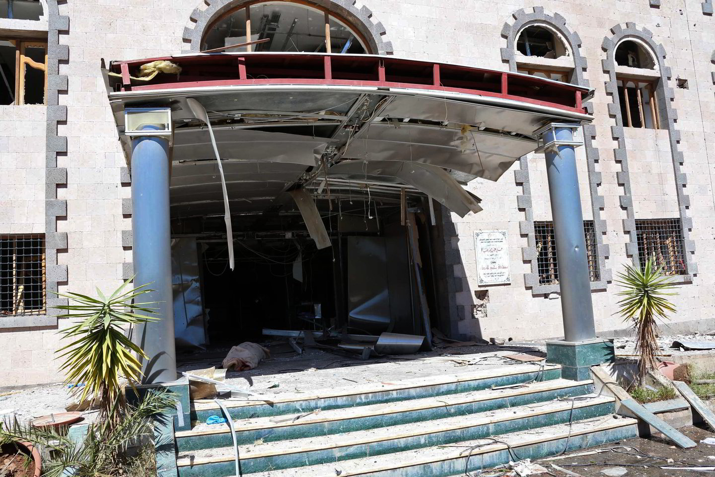 Atsakomybę už Jemeno gynybos ministerijos komplekso užpuolimą prisiėmė „Al Qaeda“ Arabijos pusiasalyje“.