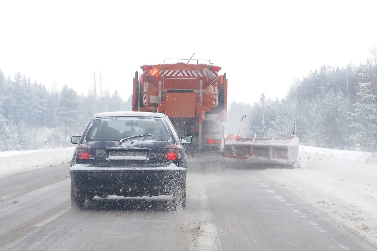 Kasmet žiemą ant kelių išbarstoma tūkstančiai tonų druskos.