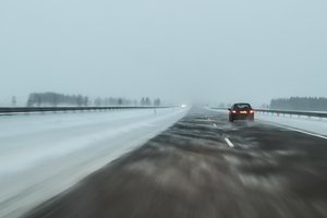 Dėl avarijos per pūgą sutriko eismas kelyje Kaunas-Klaipėda