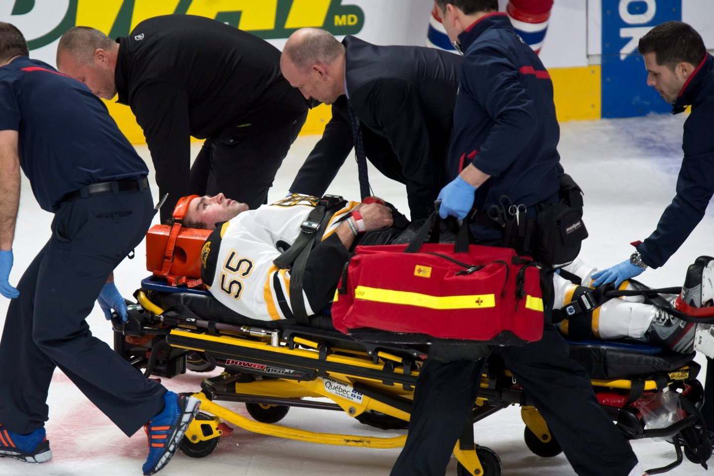 „Bruins“ žaidėjui Johnny Boychukui mačas baigėsi ligoninėje.