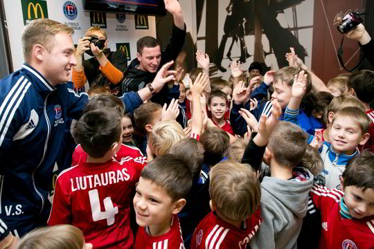 Jaunieji futbolininkai pasaulio futbolo čempionato organizatoriams linkėjo sėkmės