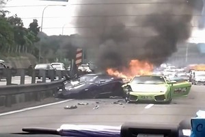Per labdaros paradą supleškėjo trys brangūs „Lamborghini“ (video)