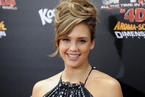 J.Alba laukiasi trečiojo vaiko?