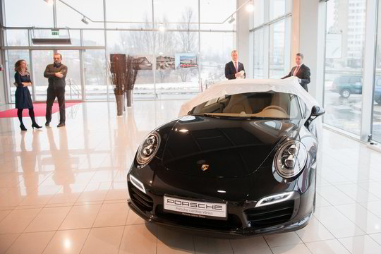 Vilniuje atidaryto „Porsche“ salono puošmena - galingiausias modelis