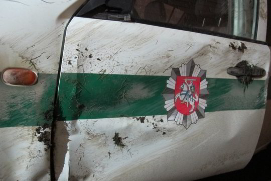 Pasvalyje ant šono nuvirto policijos visureigis, sužalota tyrėja (papildyta)