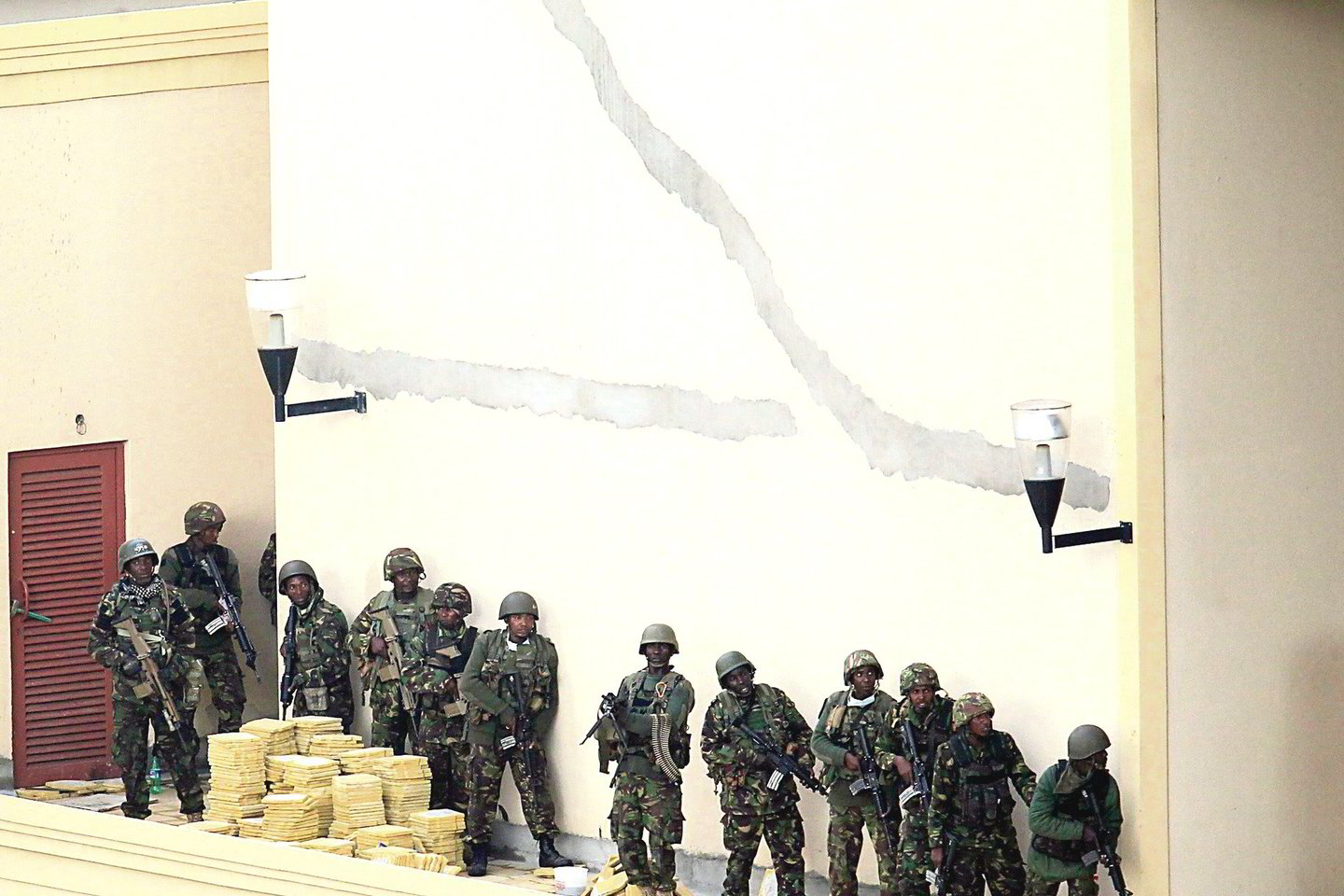 Prekybos centrą šturmavę Kenijos kariai leido pasprukti teroristams.<br>AP nuotr.