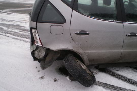 Ant tilto Kaune savaitgalį dūžta mašinos, o kelininkai nieko nežino