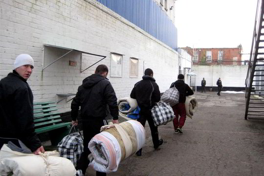 Naujieji metai kalėjime: stovint „ant striomo“, prie televizoriaus ir vaišių stalo