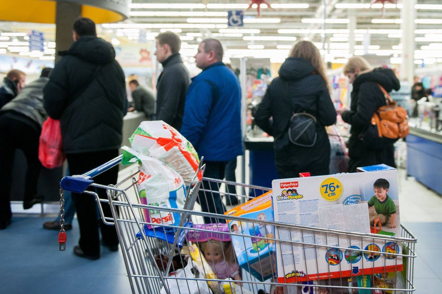 Tik žvilgtelėkite į kaimynų prekių vežimėlius – jie perkrauti ne pačiais pigiausiais ir būtiniausiais produktais.