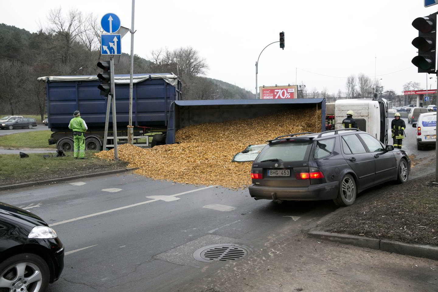 Vilniuje apvirto krovinį vežęs sunkvežimis.