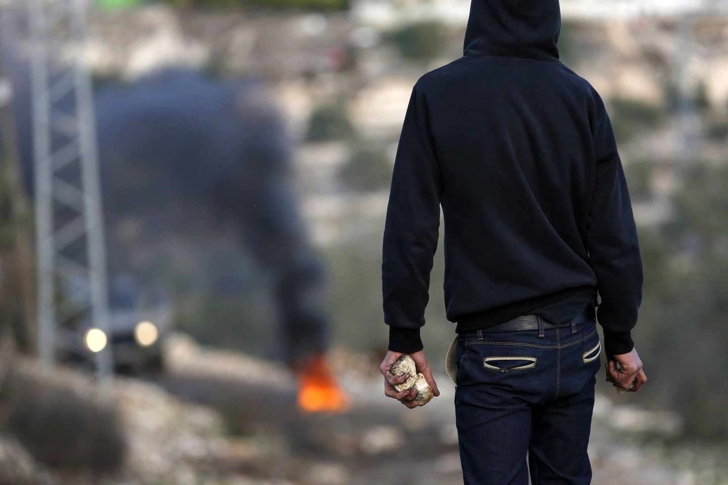 Susišaudymai abipus sienos suintensyvėjo antradienį, kai snaiperis iš palestiniečių teritorijos nušovė izraelietį, taisiusį pasienio tvorą.
