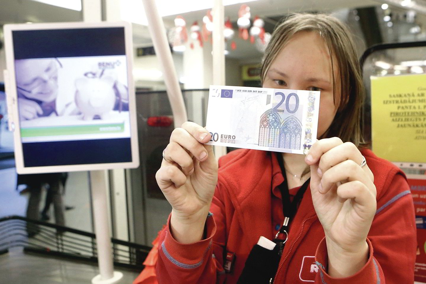 Nuo šių metų Latvija ne tik įsivedė eurą, bet ir pasiūlė aibę mokesčių lengvatų čia registruojamoms holdingo bendrovėms. Todėl dalis „Rokiškio sūrio“ akcijų jau perkeltos į kaimyninę valstybę.