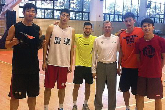 Padedamas trenerio V.Mikalausko (trečias iš dešinės) badmintonininkas K.Navickas (trečias iš kairės) atgauna jėgas Kinijoje ir kartais treniruojasi kartu su J.Kazlausko vadovaujamais „Southern Tigers“ komandos krepšininkais.