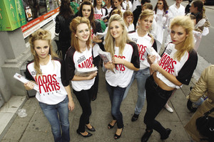 Puošnioji era baigėsi. Išgerkime šampano už skurdo madą! (II)