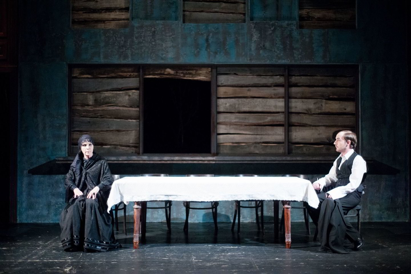 Scena iš Vilniaus mažojo teatro spektaklio "Kruvinos vestuvės". Akt. D.Overaitė ir T.Stirna.