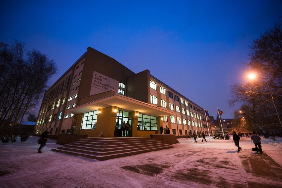 Moksleiviai ir mokytojai žvakes degė Jono Basanavičiaus gimnazijoje.<br>J.Stacevičiaus nuotr.