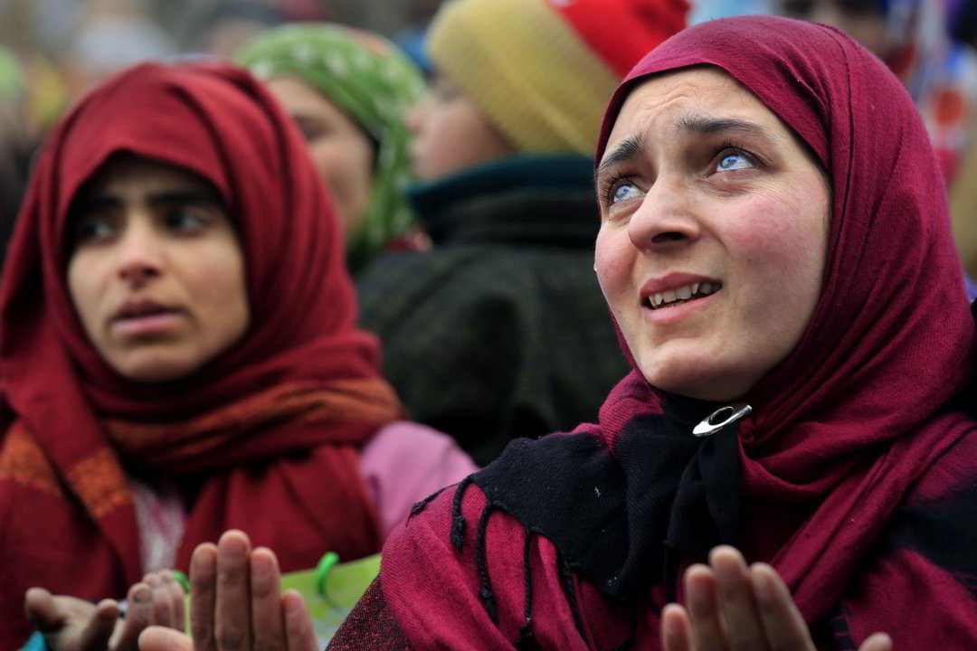 Kašmyro musulmonai meldžiasi šventykloje, kur, kaip tikima, saugomas Mahometo barzdos plaukas.<br>AP nuotr.
