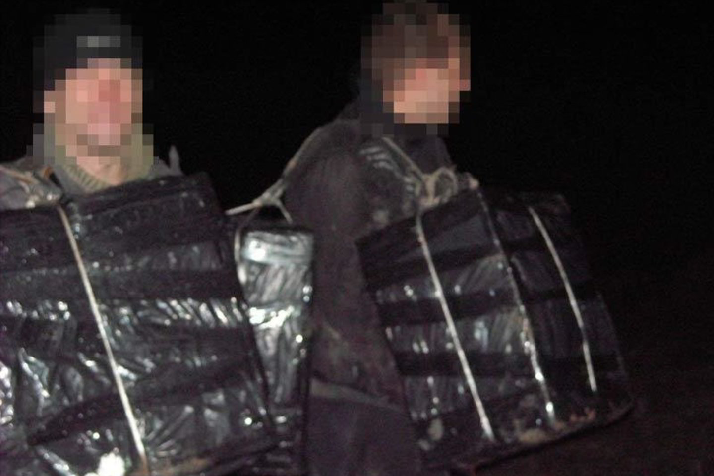 Sulaikytieji dvi paras praleido areštinėje, iš kurios išėjo pirmadienį. Jiems skirtos kardomosios priemonės rašytiniai pasižadėjimai neišvykti.